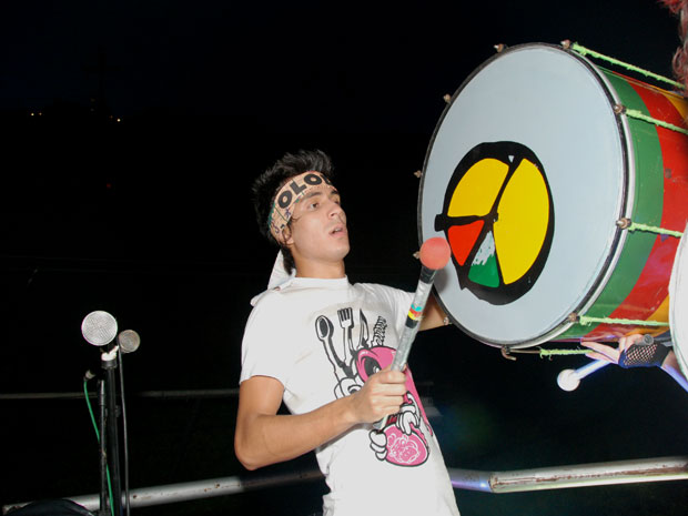 Pe Lu arrisca tocar tambor do Olodum no desfile de carnaval (Foto: Divulgação/Gilberto Silva/Ag. Edgar de Souza)