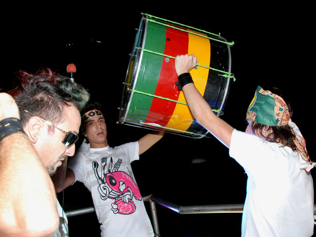 Pe Lu arrisca tocar tambor do Olodum no desfile de carnaval (Foto: Divulgação/Gilberto Silva/Ag. Edgar de Souza)