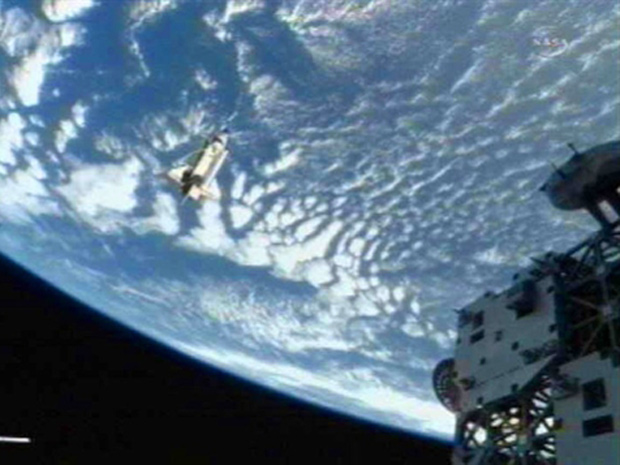 Discovery sai da ISS rumo à Terra (Foto: Nasa/AFP)