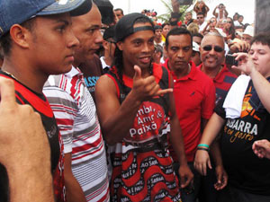 Ronaldinho Gaúcho é cercado por fãs na chegada ao bloco (Foto: Bernardo Tabak/G1)