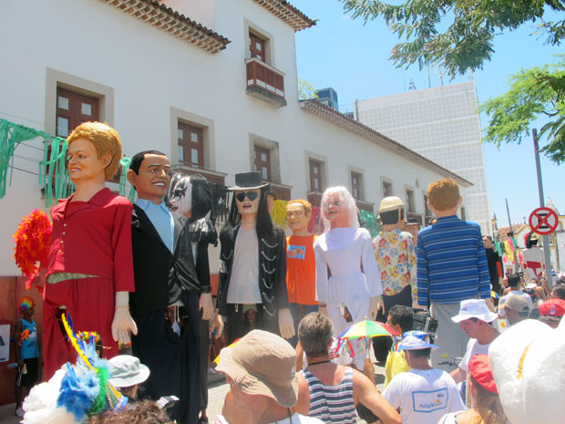 Bonecos gigantes de Olinda arrastaram multidão pelas ladeiras do Sítio Histórico (Foto: Claudia Silveira/G1)