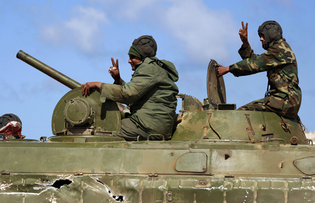 Rebeldes em tanque próximo a Ras Lanuf, no leste da Líbia, nesta terça-feira (8) (Foto: AP)