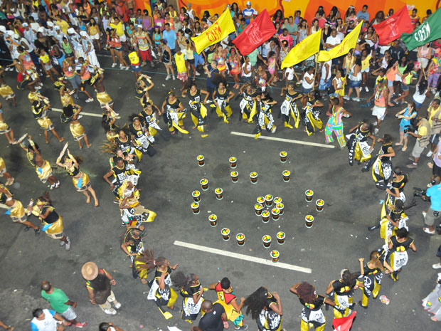 Dançarinos do Olodum formam o símbolo arroba na avenida (Foto: Eduardo Freire/G1)