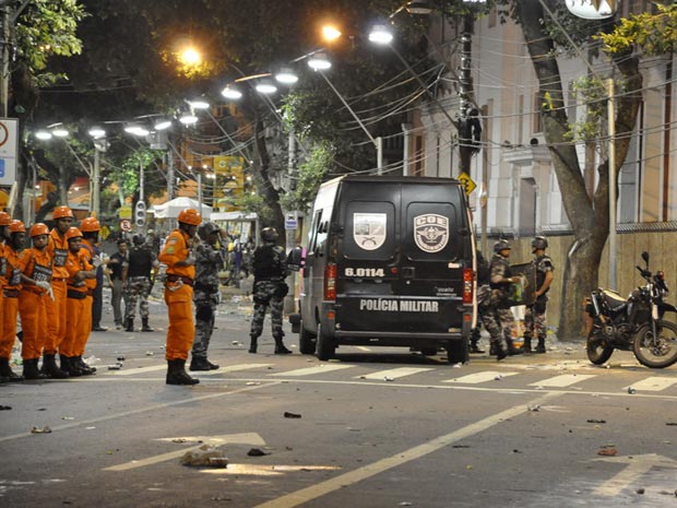 Polícia isola parte de avenida no Campo Grande para averiguar material suspeito de ser explosivo (Foto: Francisco Carlos/Agência Haack)