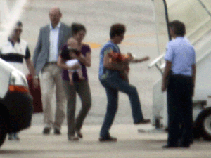 A presidente Dilma Rousseff embarca na Base Aérea de Natal para retornar a Brasília; atrás dela, a filha Paula com o neto Gabriel nos braços (Foto: Ed Ferreira / Agência Estado)