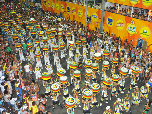 Percussionistas do Olodum durante desfile no carnaval de Salvador (Foto: Eduardo Freire/G1)