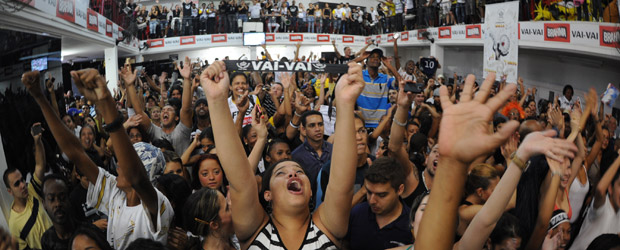 Público comemora o resultado da apuração do carnaval de 2011 no galpão da Vai-Vai no Bixiga (Foto: Raul Zito/G1)