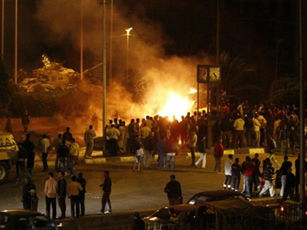 Incêndio em rua do Cairo após confronto entre muçulmanos e cristãos coptas na noite desta terça-feira (8) (Foto: AP)