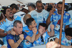 O coreógrafo Carlinhos de Jesus vibra com o dodecacampeonato da Beija-Flor (Foto: Alexandre Durão/G1)