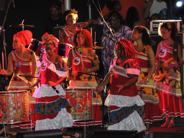 Mulheres da banda Didá fazem apresentação no Pelourinho (Foto: Eduardo Freire/G1)