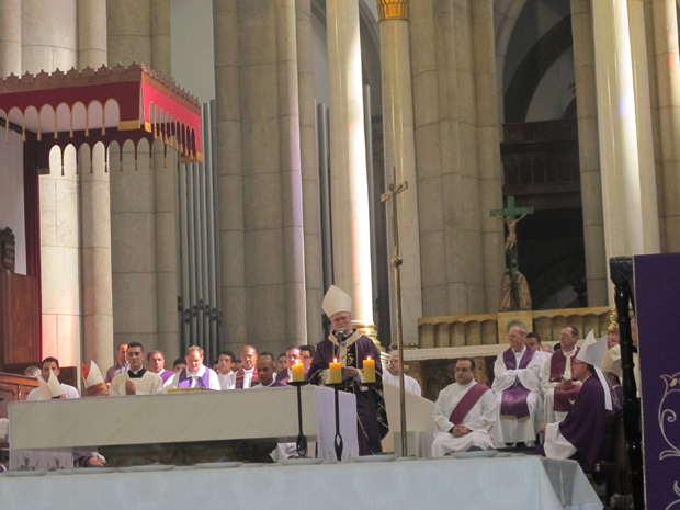 Dom Odilo fala na Catedral da Sé (Foto: Carolina Iskandarian/G1)