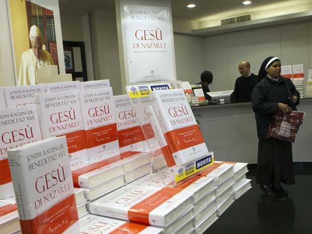 O novo livro do papa é exposto em livraria no centro de Roma nesta quinta-feira (10) (Foto: AP)