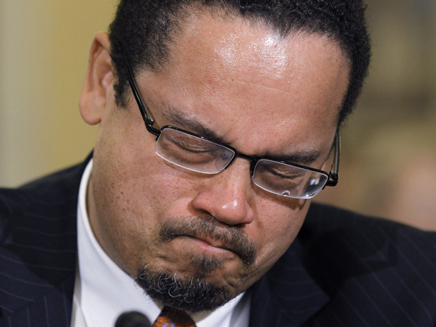 O deputado muçulmano Keith Ellison chora ao falar em comitê da Câmara dos EUA nesta quinta-feira (10) (Foto: AP)