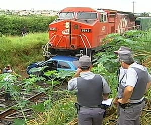 Professor morre ao tentar atravessar linha férrea com carro (Reprodução/TV Globo)