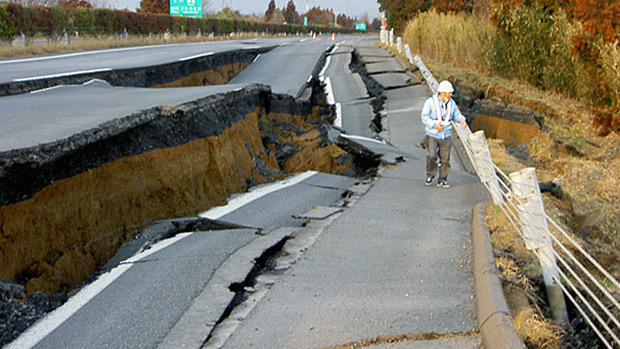 Estradas sofreram efeitos do forte tremor no Japão