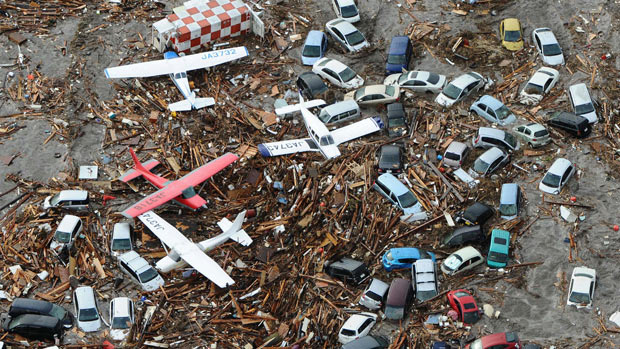 Tsunami atinge aeroporto de Sendai e leva aviões e carros