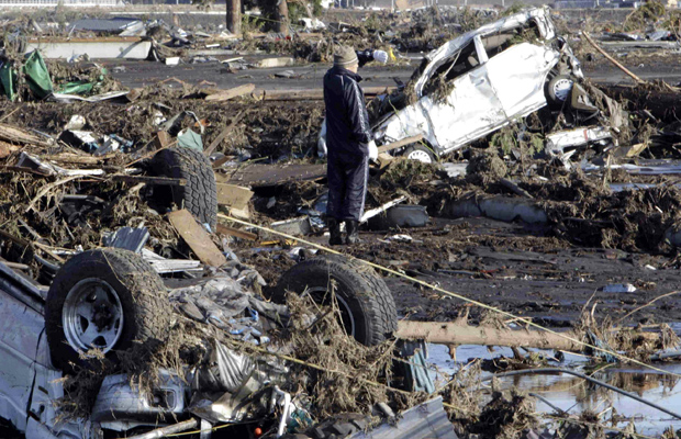 Homem observa neste sábado (12) estragos provocados pelo tsunami em  Minami Souma, na província de Fukushima  (Foto: Reuters)