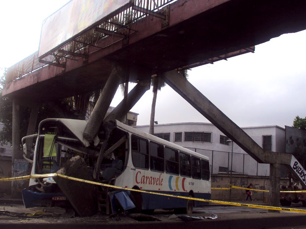 Acidente ônibus Avenida Brasil (Foto: Eleny Alves / G1)