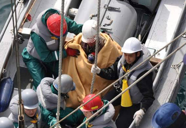 Hiromitsu Shinkawa foi enrolado num cobertor após o resgate (Foto: AP/Ministério da Defesa)