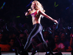 Shakira canta em Bogotá, na Colômbia (Foto: Divulgação e Reuters)