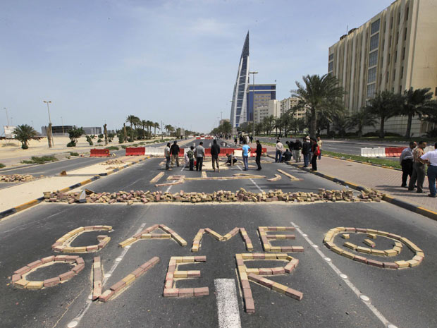 Manifestantes antigoverno formam a frase 'Game Over' (Fim do jogo) com tijolos ao fechar ruas de Manama, nesta segunda (Foto: Hamad I Mohammed/Reuters)