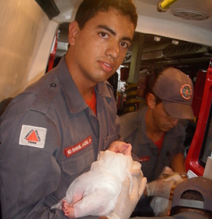 parto bombeiros gêmeas (Foto: Divulgação/Corpo de Bombeiros)