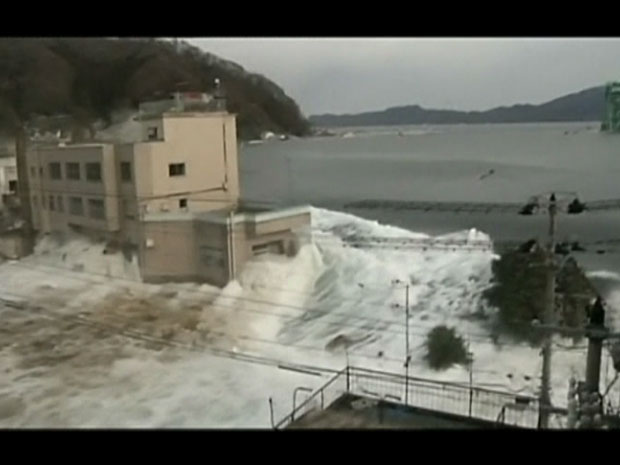 Tsunami do dia 11 foi provocado pelo terremoto de magnitude 9 que abalou o Japão.  (Foto: BBC)