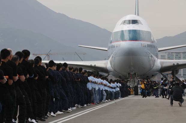 Funcionários puxaram Boeing B-747 por 100 metros. (Foto: Kin Cheung/AP)