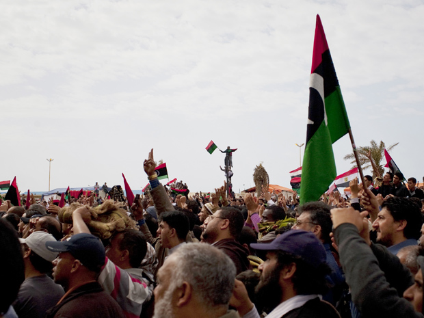 Manifestantes protestam contra Kadhafi nesta sexta-feira (18) em Benghazi (Foto: AP)