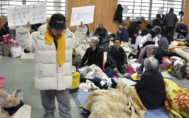 Garoto japonês percorre abrigos em Ishinomaki procurando a família (Foto: Kuniaki Nishio/AP)