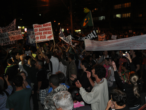 Protesto em Teresópolis (Foto: Reginaldo da Cunha Gonçalves/VC no G1)