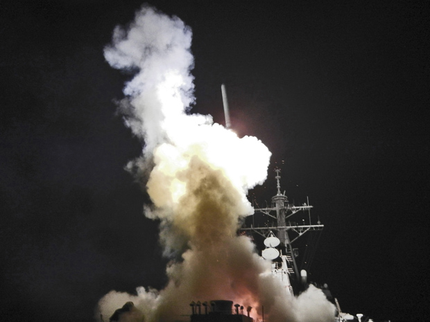 Míssil Tomahawk é lançado neste sábado (19) do destróier americano USS Barry, no Mar Mediterrâneo, em foto divulgada pela Marinha dos EUA. (Foto: Reuters)