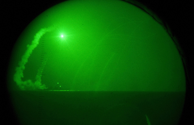Mísseis Tomahawk são lançados na noite deste sábado (19) do destróier americano USS Barry em direção à Líbia. A imagem foi feita com lentes especiais a bordo do navio anfíbio USS Ponce. (Foto: Reuters)