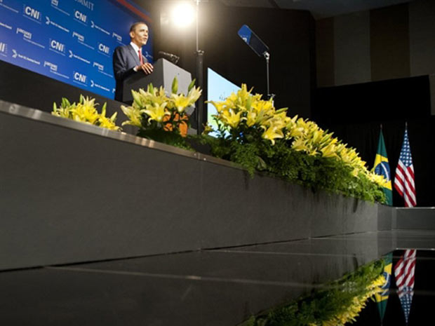 O presidente dos EUA, Barack Obama, durante discurso a empresários brasileiros e americanos em Brasília (Foto: AFP)