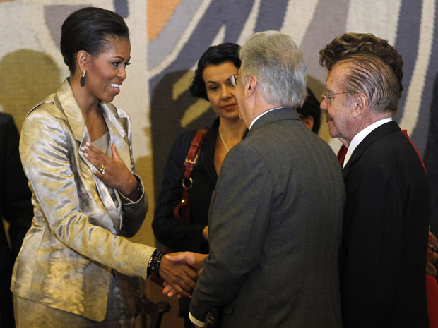 Michele Obama cumprimenta os ex-presidentes Fernando Henrique Cardoso e Itamar Franco (Foto: Reuters)