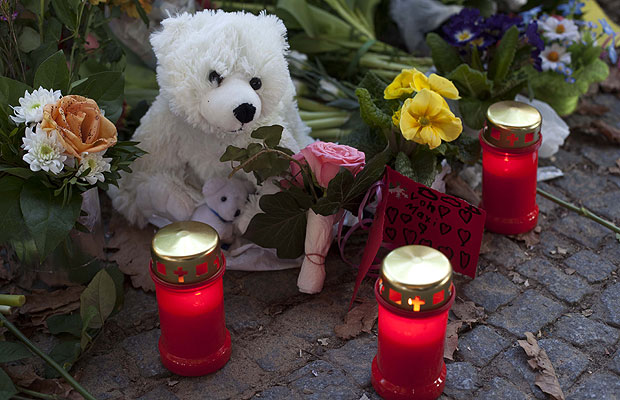 Cartões-postais, velas, flores e bichinhos de pelúcia foram colocados no espaço onde ficava Knut no zoológico de Berlim, na Alemanha, em memória ao urso polar, que morreu no sábado (19) aos 4 anos de idade. (Foto: Markus Schreiber/AP)
