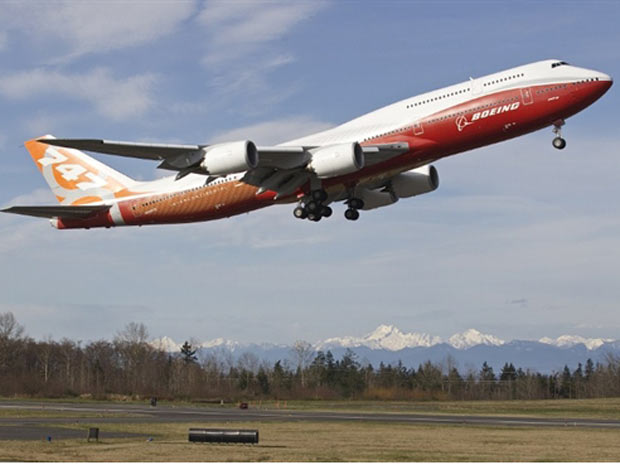 Boeing 747-8 decola para seu primeiro vôo de teste em Everett, Washington (EUA), neste domingo (20)  (Foto: AFP/Stephen Brashear)