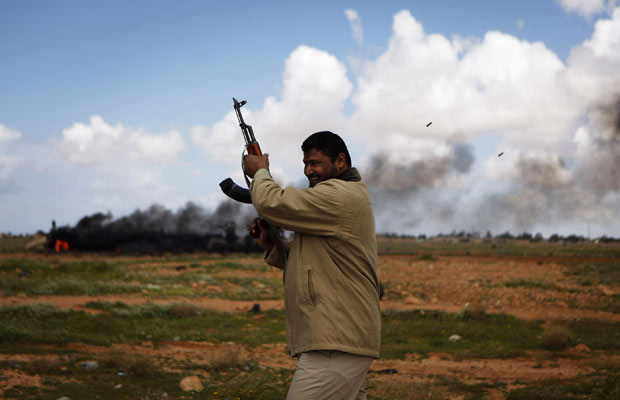 Opositor ao regime de Kadhafi atira para o ar em Benghazi (Foto: Finbarr O'Reilly/Reuters)