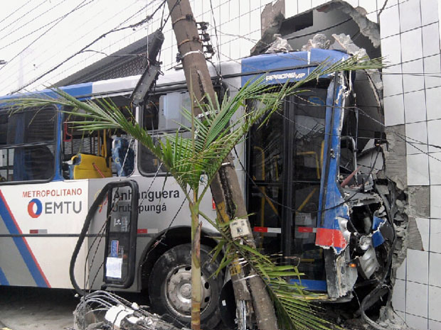 Ônibus bateu em imóvel na Zona Oeste de SP (Foto: Regiane Côrrea)
