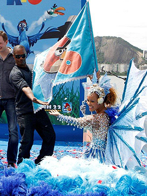 Jamie Foxx brinca com passista de escola de samba. Filme serviu para lançar versão especial do game 'Angry birds' (Foto: AGgNews)