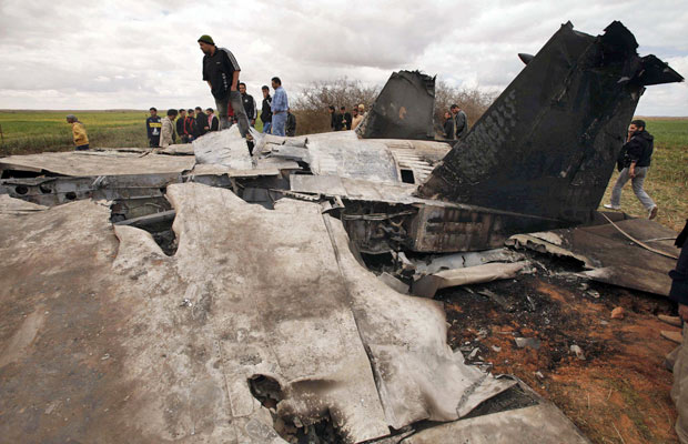 Pessoas observam destroços do jato F-15E que caiu na Líbia (Foto: Suhaib Salem/Reuters)