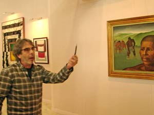 O curador da mostra, Jose Hernández Alfonso (Foto: Iara Lemos/G1)
