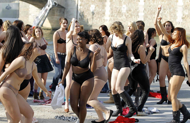 Patrocinada por uma marca de lingerie, que cedeu peças às participantes,  a festa teve o objetivo, segundo os organizadores, de mostrar a diversidade do corpo feminino e 'descomplexar' as mulheres que não têm um corpo perfeito segundo os padrões da moda. (Foto: Reuters)