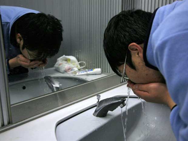 Autoridades de saúde dizem que radição detectada na água que abastece Tóquio e outros cinco distritos periféricos é prejudicial a bebês, mas não é nociva aos adultos. (Foto: Go Takayama / AFP Photo)