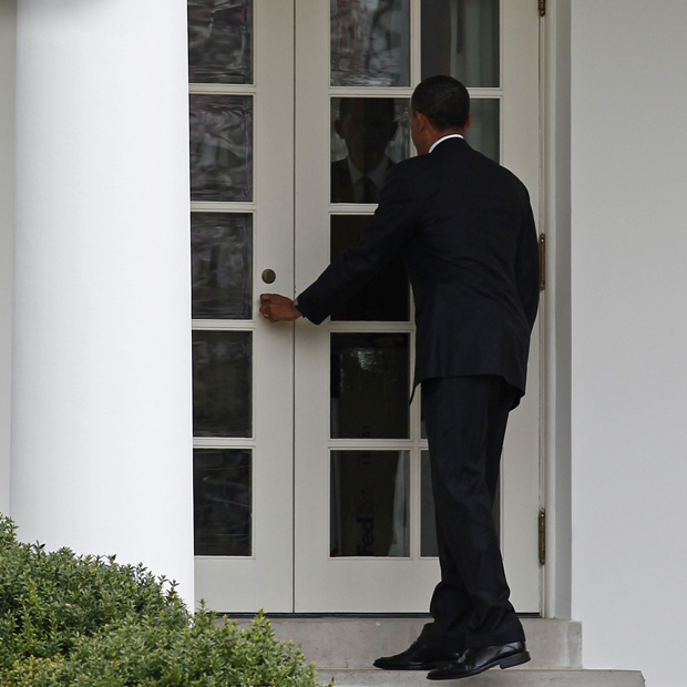 O presidente dos EUA, Barack Obama, acha porta do Salão Oval trancada ao chegar na Casa Branca na noite de quarta-feira (23) (Foto: Reuters)