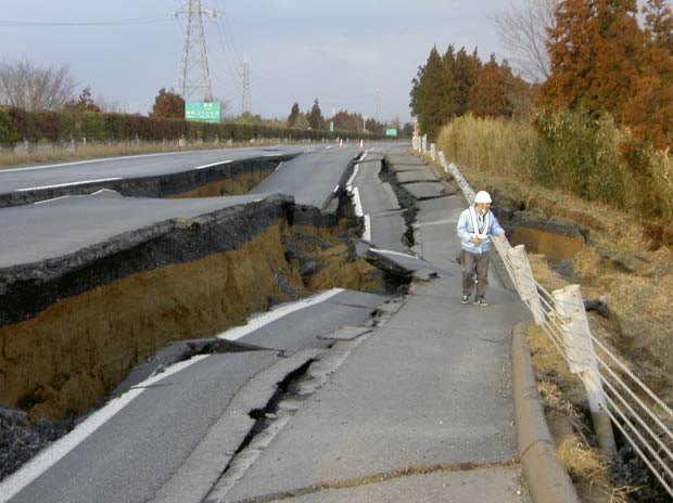 Imagem tirada no dia 11 de março mostra rodovia destruída por terremoto em Naka. (Foto: AP)