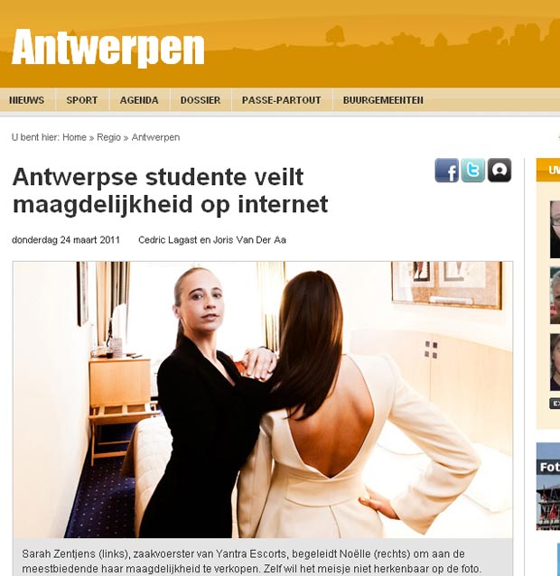 Sarah Zentjens (esq), dona da agência, com a estudante que está leiloando a virgindade. (Foto: Reprodução)