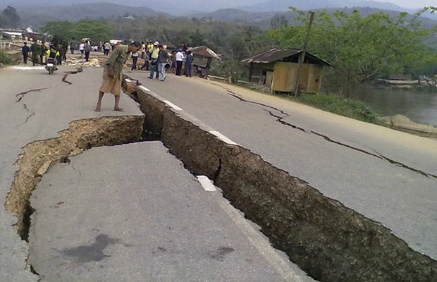 Morador observa estrago provocado pelo terremoto na cidade birmanesa de Tarlay nesta sexta-feira (25) (Foto: AP)