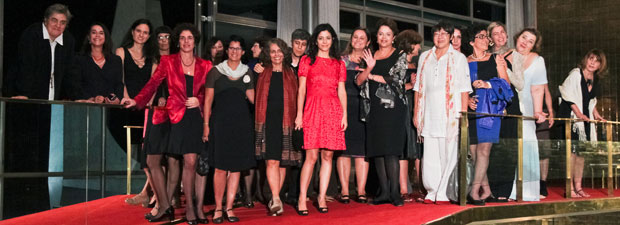 Dilma posa para fotos com atrizes e diretoras de cinema no Palácio da Alvorada (Foto: Roberto Stuckert / Presidência)
