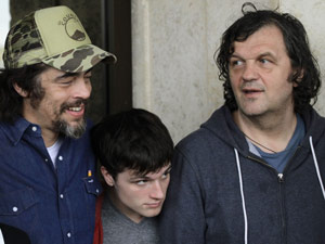 O cineasta sérvio Emir Kusturica (à direita) em foto com os atores Benício del Toro e Josh Hutcherson (Foto: Desmond Boylan/Reuters)